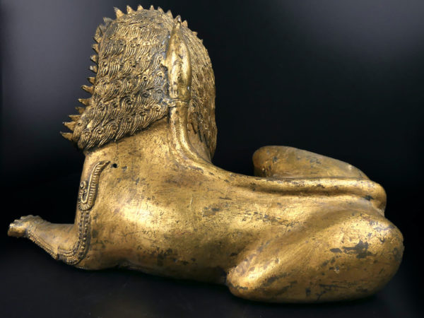 Paire de lions Singha allongés gardiens de temple en bronze doré Chiens de fô XIXe Thaïlande (3/4 dos)