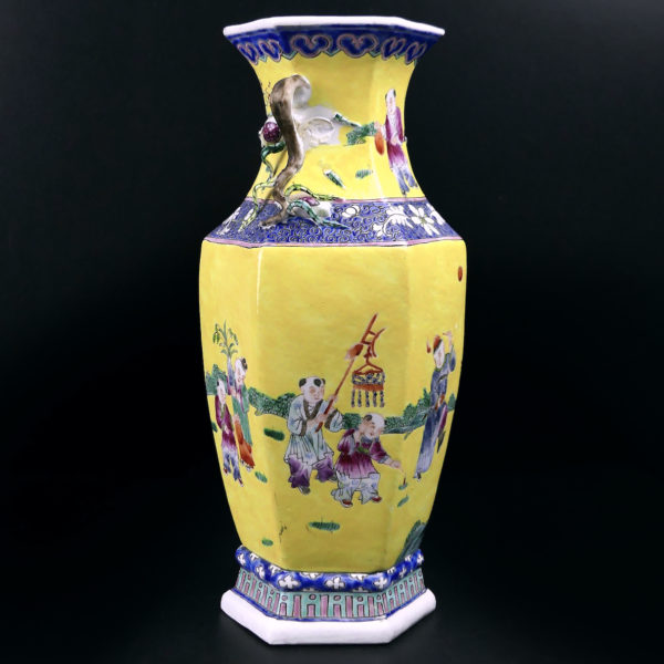 Vase chinois jaune ancien en porcelaine hexagonale à décor floral Chine Mi-XXe (3/4)