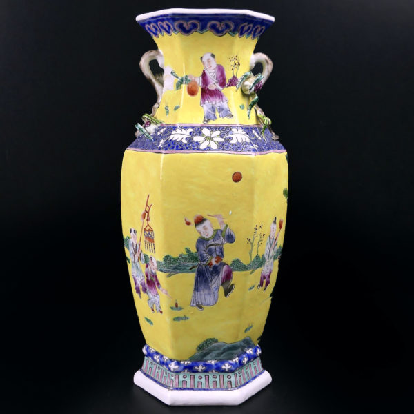 Vase chinois jaune ancien en porcelaine hexagonale à décor floral Chine Mi-XXe (face)