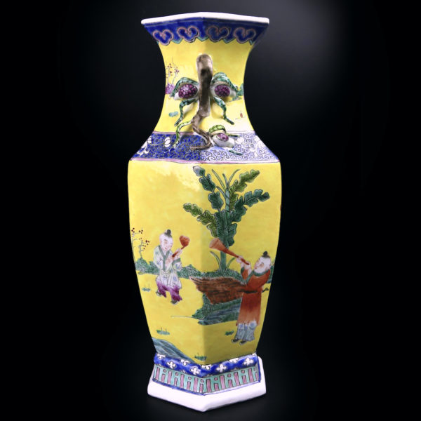 Vase chinois jaune ancien en porcelaine hexagonale à décor floral Chine Mi-XXe (profil)