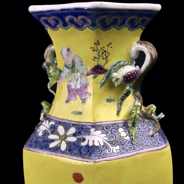 Vase chinois jaune ancien en porcelaine hexagonale à décor floral Chine Mi-XXe (détail)