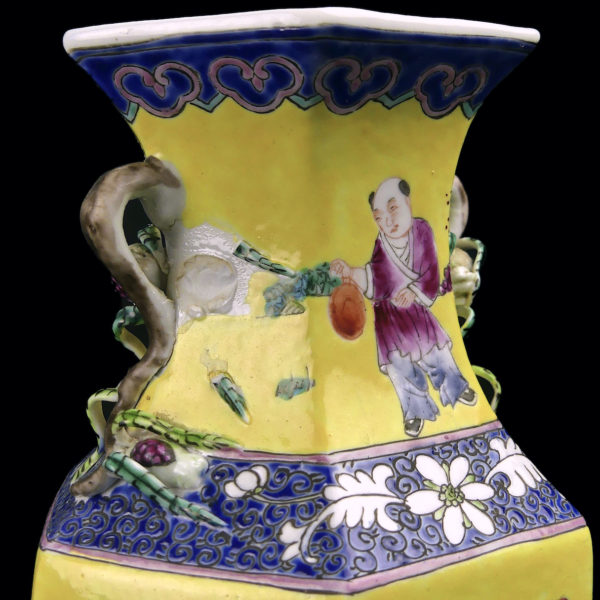 Vase chinois jaune ancien en porcelaine hexagonale à décor floral Chine Mi-XXe (détail)