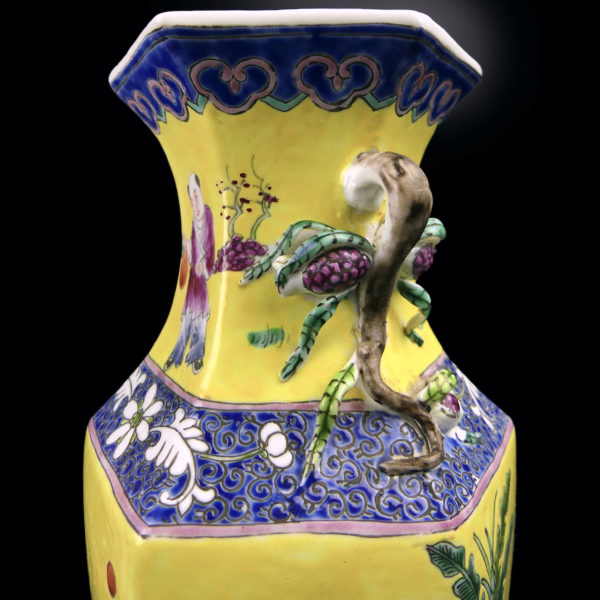 Vase chinois jaune ancien en porcelaine hexagonale à décor floral Chine Mi-XXe (détail)