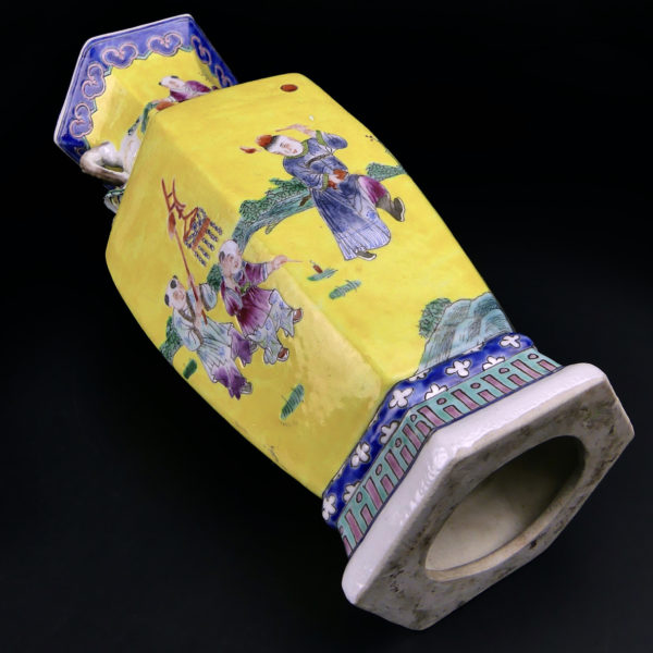 Vase chinois jaune ancien en porcelaine hexagonale à décor floral Chine Mi-XXe (dessous 3/4)