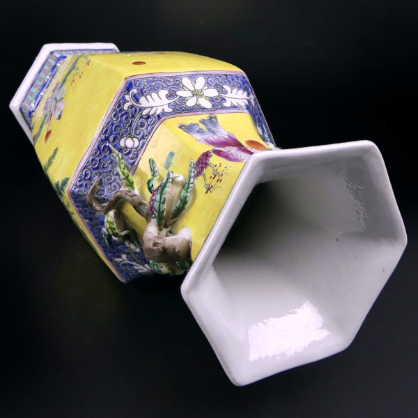 Vase chinois jaune ancien en porcelaine hexagonale à décor floral Chine Mi-XXe (dessus 3/4)