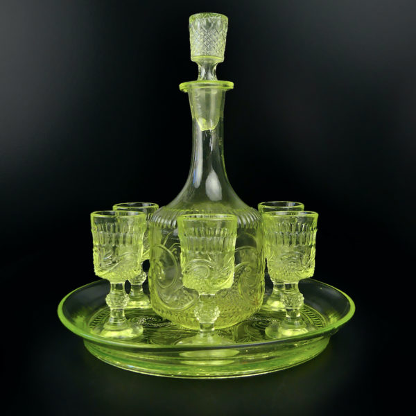 Petit service à liqueur en ouraline Verre fluorescent Mi-XXe France (face)