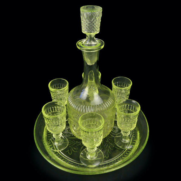 Petit service à liqueur en ouraline Verre fluorescent Mi-XXe France (dessus 3/4)