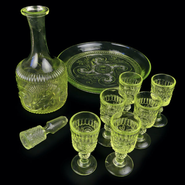 Petit service à liqueur en ouraline Verre fluorescent Mi-XXe France (dessus 3/4)