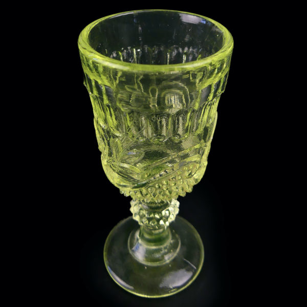 Petit service à liqueur en ouraline Verre fluorescent Mi-XXe France (verre)