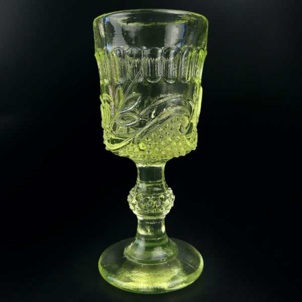 Petit service à liqueur en ouraline Verre fluorescent Mi-XXe France (verre)