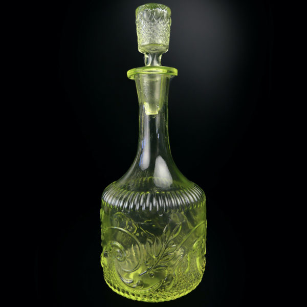 Petit service à liqueur en ouraline Verre fluorescent Mi-XXe France (carafe)