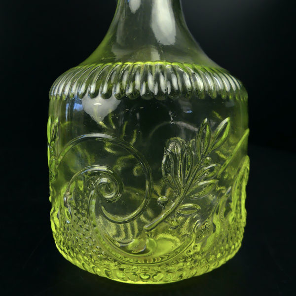 Petit service à liqueur en ouraline Verre fluorescent Mi-XXe France (détail)