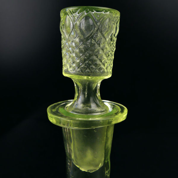 Petit service à liqueur en ouraline Verre fluorescent Mi-XXe France (détail)