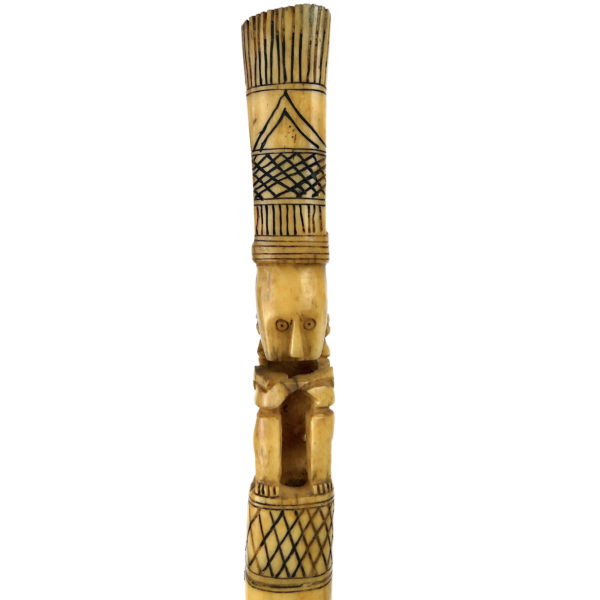 Tun Tun dayak en bois et os sculpté sur socle Kalimantan Bornéo Indonésie (face)