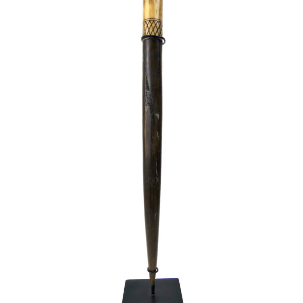 Tun Tun dayak en bois et os sculpté sur socle Kalimantan Bornéo Indonésie (détail)