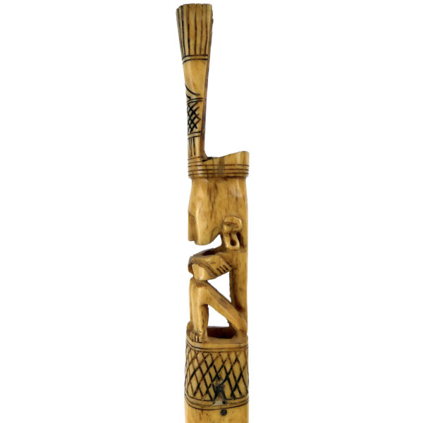 Tun Tun dayak en bois et os sculpté sur socle Kalimantan Bornéo Indonésie (profil)
