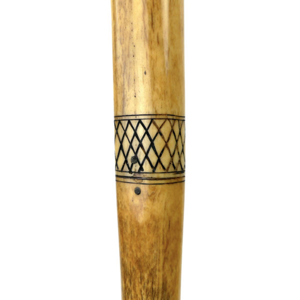Tun Tun dayak en bois et os sculpté sur socle Kalimantan Bornéo Indonésie (détail)