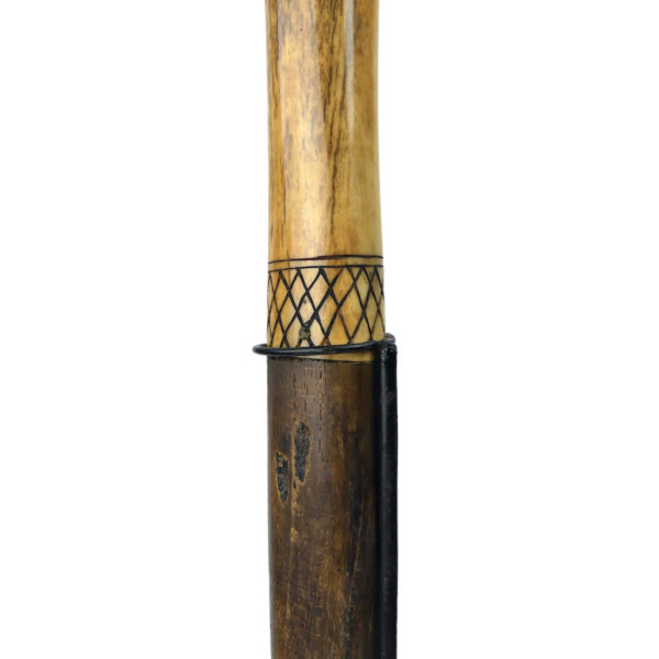 Tun Tun dayak en bois et os sculpté sur socle Kalimantan Bornéo Indonésie (détail)