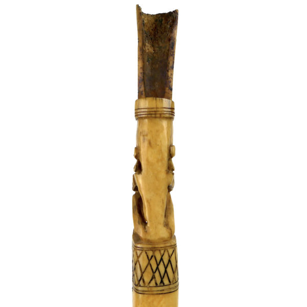 Tun Tun dayak en bois et os sculpté sur socle Kalimantan Bornéo Indonésie (dos)