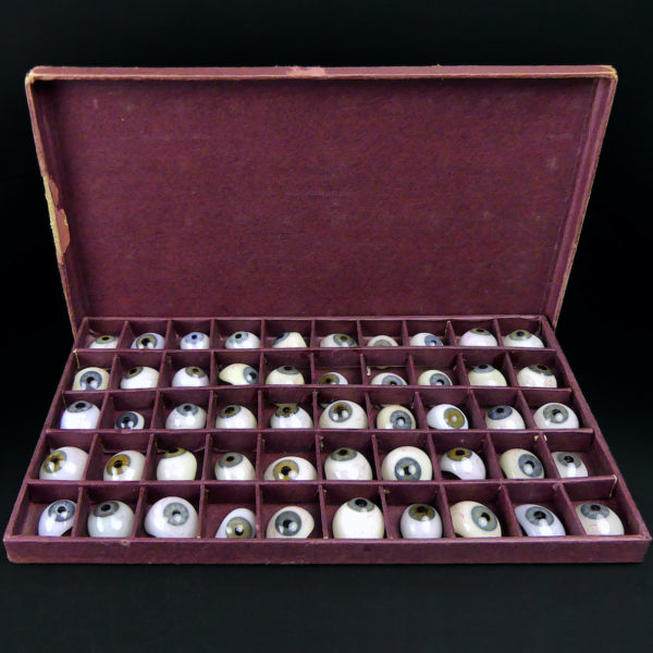 Coffret de 50 prothèses oculaires rares iris bleu et vert (ouvert)