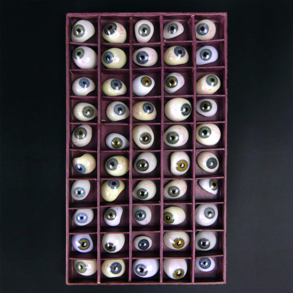 Coffret de 50 prothèses oculaires rares iris bleu et vert (dessus)