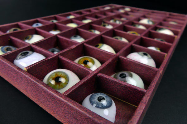 Coffret de 50 prothèses oculaires rares iris bleu et vert (détail)