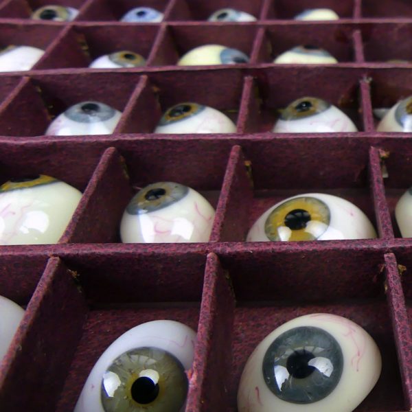 Coffret de 50 prothèses oculaires rares iris bleu et vert (détail)