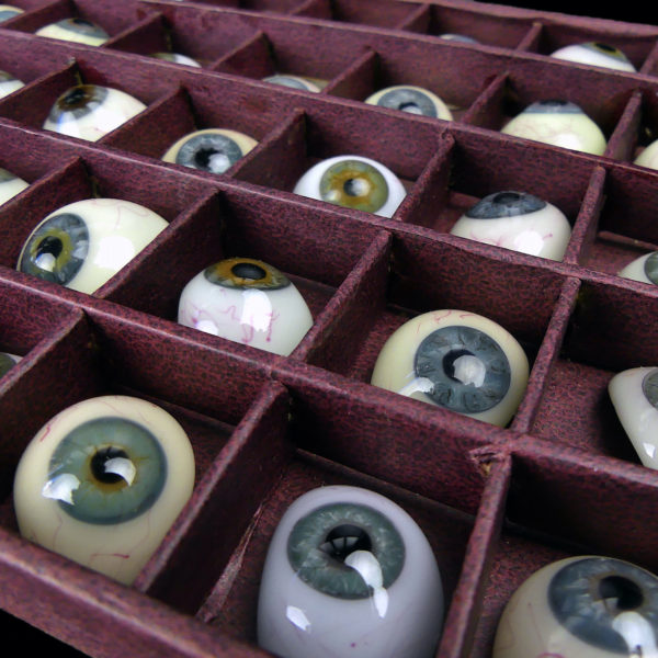 Coffret de 50 prothèses oculaires rares iris bleu et vert (détail)