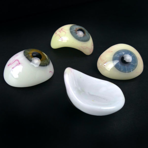 Coffret de 50 prothèses oculaires rares iris bleu et vert (détail)
