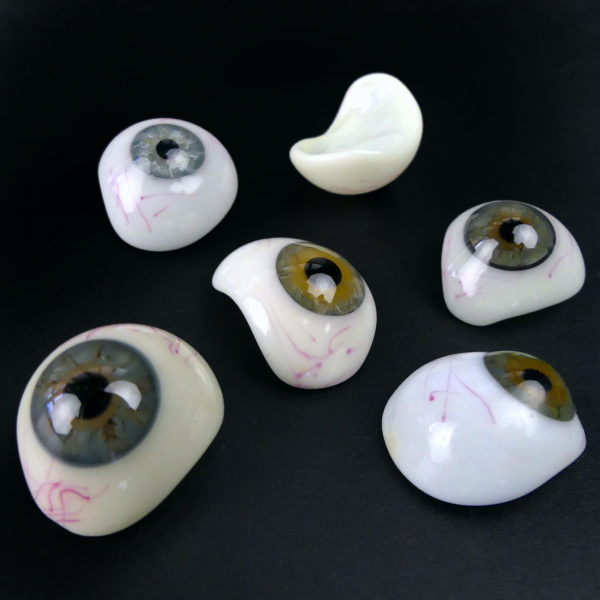 Coffret de 50 prothèses oculaires rares iris bleu et vert (détail)