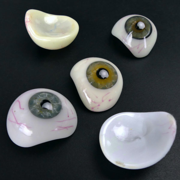 Coffret de 50 prothèses oculaires rares iris bleu et vert (détail)