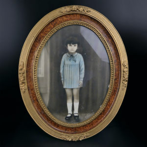 Photographie ancienne colorisée et signée dans son cadre ovale en bois doré (face)