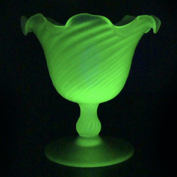 Petite coupe Corolle en ouraline Verre dépoli fluorescent Début XXe France (ultraviolet)