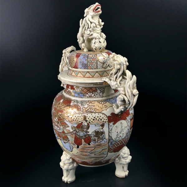 Grand satsuma koro japonais aux lions gardiens en porcelaine Ére Meiji Japon (3/4)