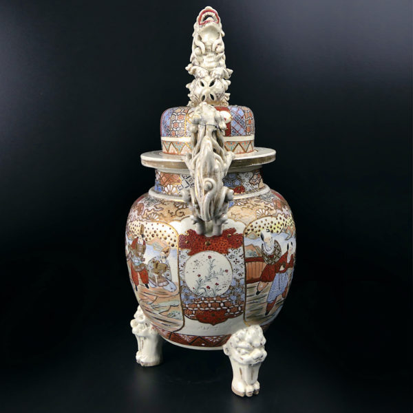 Grand satsuma koro japonais aux lions gardiens en porcelaine Ére Meiji Japon (profil)