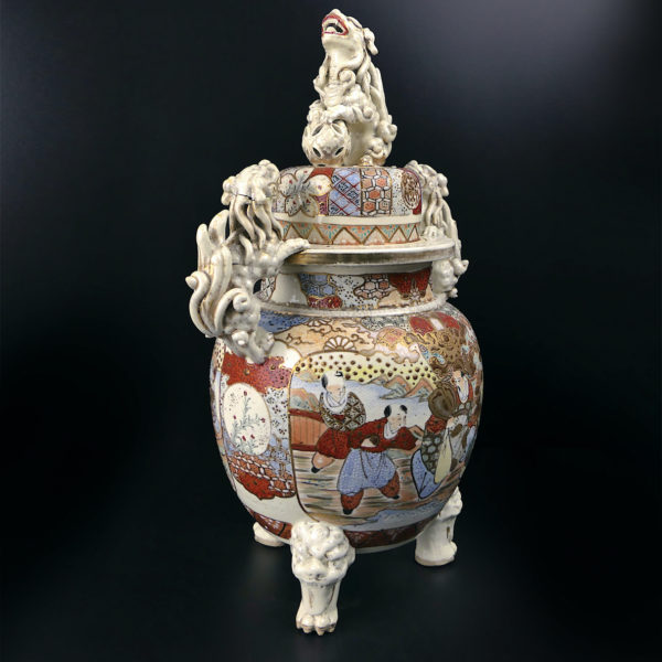 Grand satsuma koro japonais aux lions gardiens en porcelaine Ére Meiji Japon (3/4)