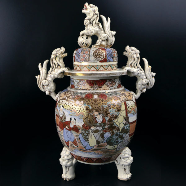Grand satsuma koro japonais aux lions gardiens en porcelaine Ére Meiji Japon (face)