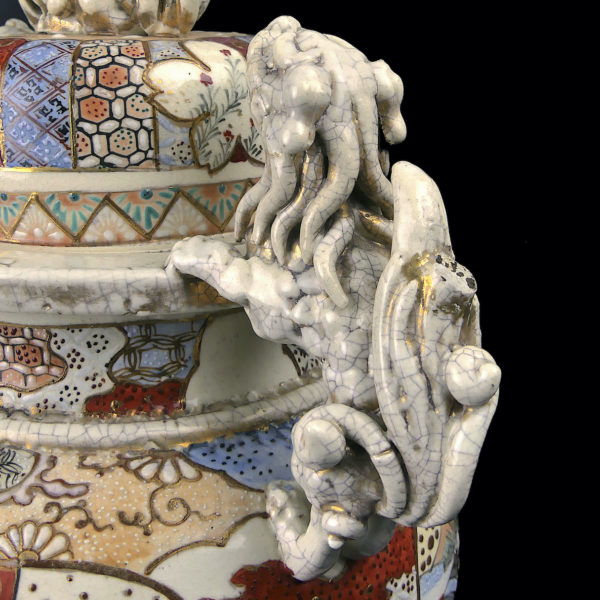 Grand satsuma koro japonais aux lions gardiens en porcelaine Ére Meiji Japon (détail)