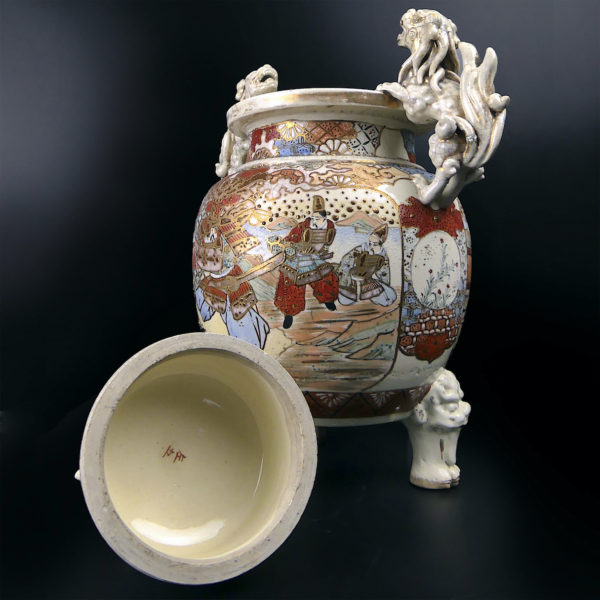 Grand satsuma koro japonais aux lions gardiens en porcelaine Ére Meiji Japon (3/4 ouvert)