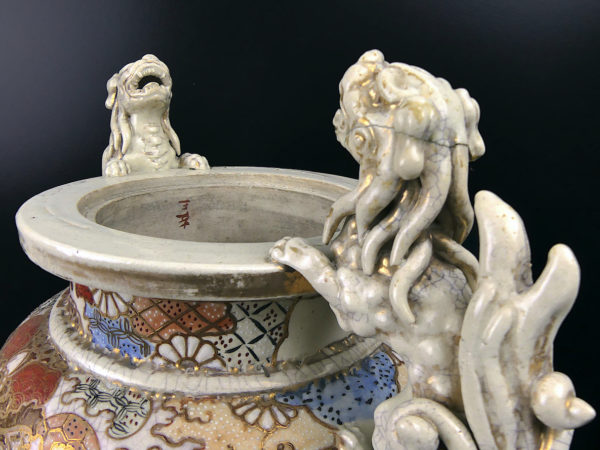Grand satsuma koro japonais aux lions gardiens en porcelaine Ére Meiji Japon (détail)
