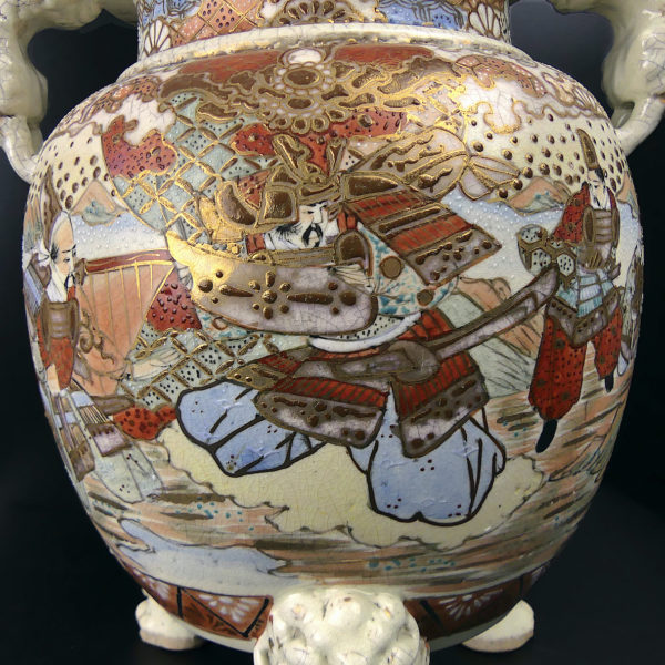 Grand satsuma koro japonais aux lions gardiens en porcelaine Ére Meiji Japon (détail)