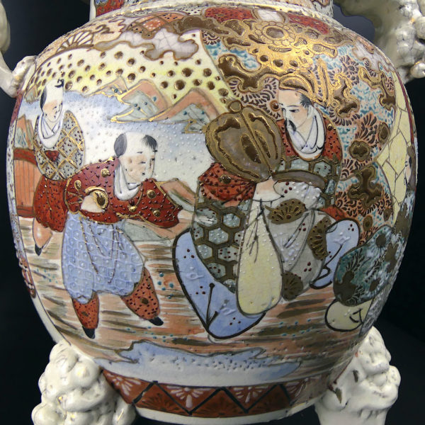 Grand satsuma koro japonais aux lions gardiens en porcelaine Ére Meiji Japon (détail)