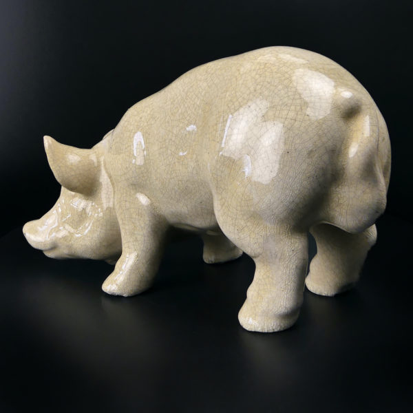 Cochon en céramique craquelée émaillée beige mascotte de boucherie années 50 (3/4 dos)