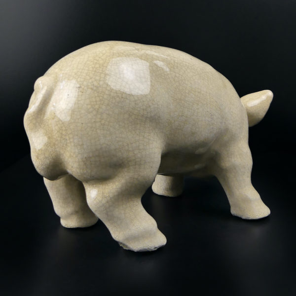 Cochon en céramique craquelée émaillée beige mascotte de boucherie années 50 (3/4 dos)