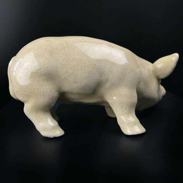 Cochon en céramique craquelée émaillée beige mascotte de boucherie années 50 (profil)
