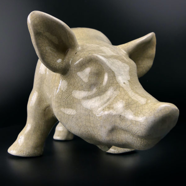 Cochon en céramique craquelée émaillée beige mascotte de boucherie années 50 (face)