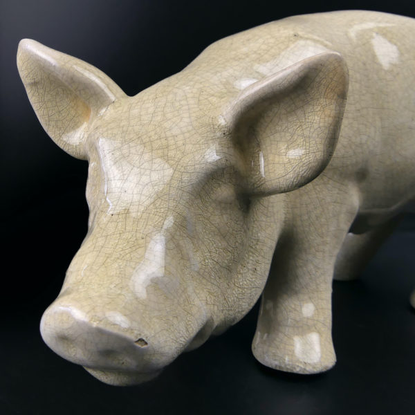 Cochon en céramique craquelée émaillée beige mascotte de boucherie années 50 (face)