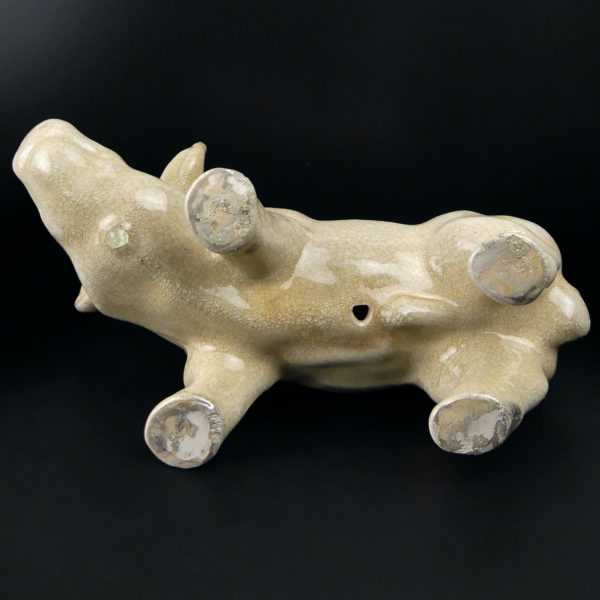 Cochon en céramique craquelée émaillée beige mascotte de boucherie années 50 (dessous)