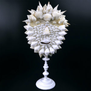 Masque de coquillages blancs sur pied en bois tourné blanc Curiosité de la mer (face)