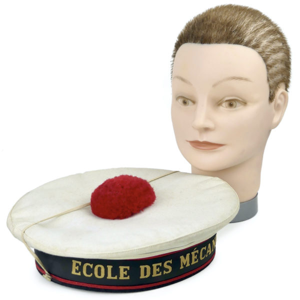 Bachi blanc vintage bonnet de marin sur tête à coiffer Marine nationale française (détail)